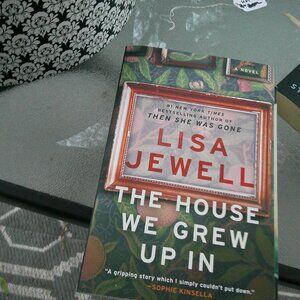 Lisa Jewel best seller author The House we grew up in page turner